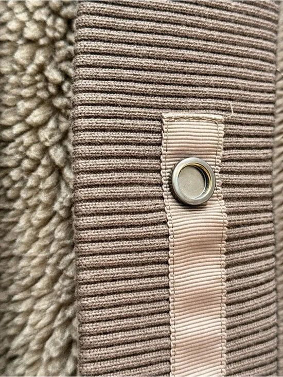 Varley Covey Sherpa Reversible Quilt Gilet in Brown - Picture 3 of 10